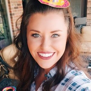 Meet your Posher, Caitlin